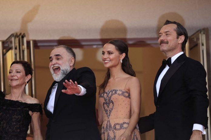cannes-2023-karim-ainouz-alicia-vikander-jude-law-1-scaled