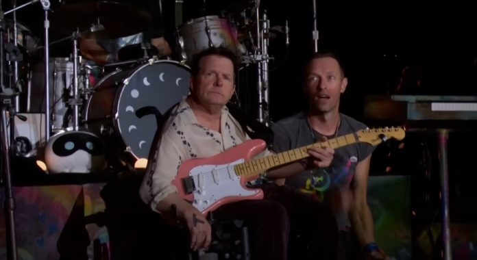 michael-j-fox-toca-com-coldplay