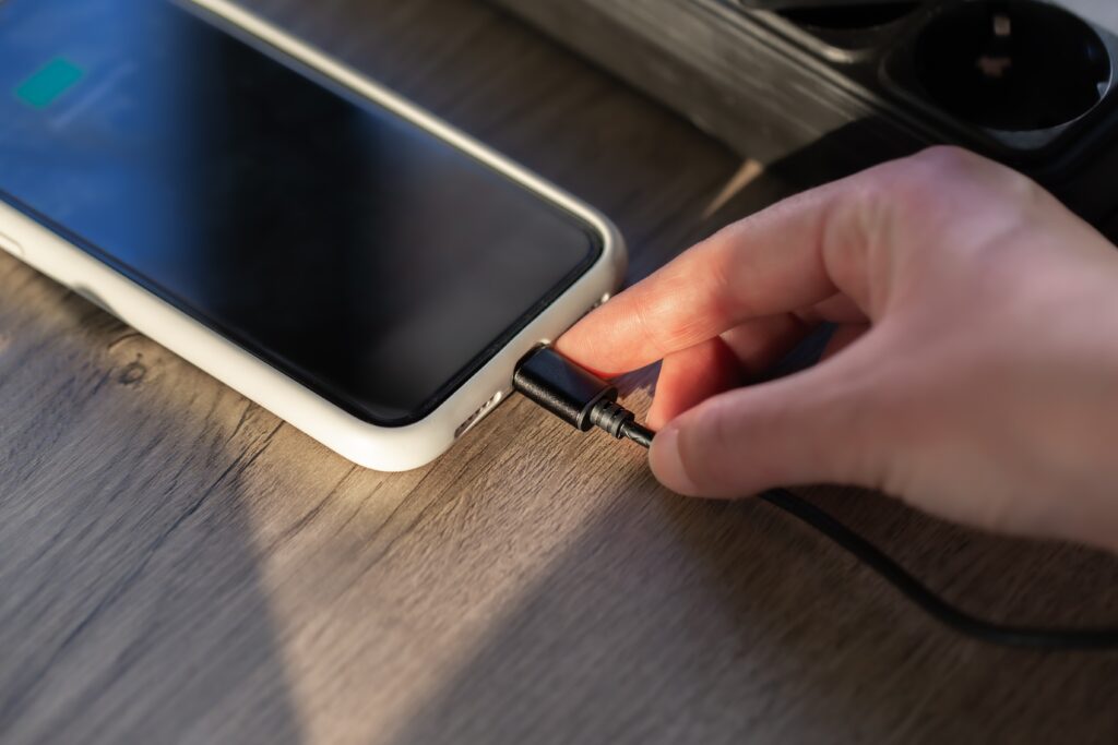 Deixar o celular carregar até 100% estraga a bateria?