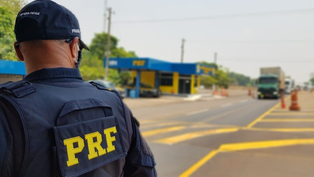 Jovem é preso com 18 kg de maconha dentro de mala após ônibus ser parado em posto da PRF