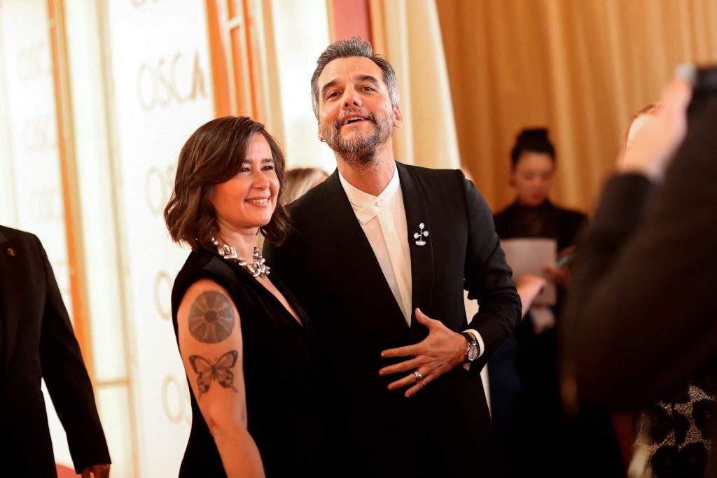 Oscar 2026: Wagner Moura usa broche de designer brasileiro que simboliza ramo carregado pela pomba da paz