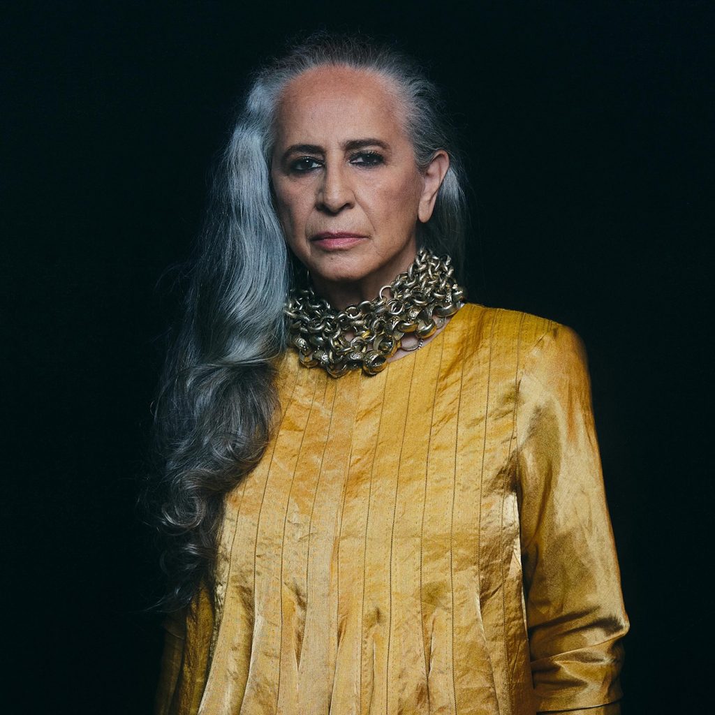 Maria Bethânia volta à canção de Tom Jobim e Vinicius de Moraes em feat bilíngue com a artista italiana Tosca