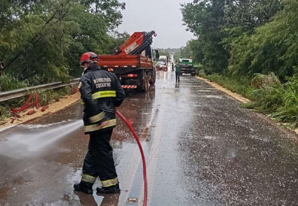 Acidente entre duas carretas deixa motorista morto no Tocantins