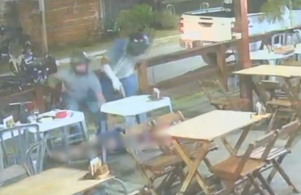 Produtor de abacaxi assassinado em pizzaria no TO teve morte encomendada por fazendeiro rival, diz delegado