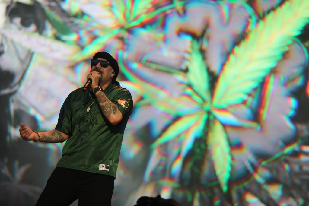 Com molho latino, Cypress Hill pega público no laço para show com rap e hardcore no Lolla 2026