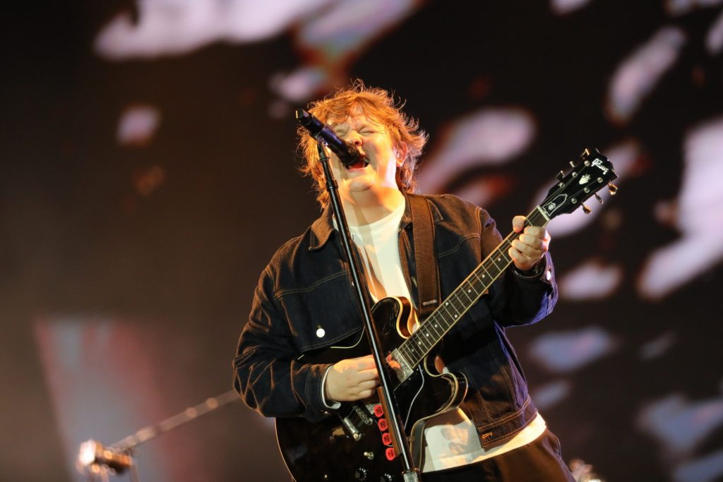 Lewis Capaldi estreia no Brasil dividido entre boas piadinhas e ótimo pós-britpop sofrido