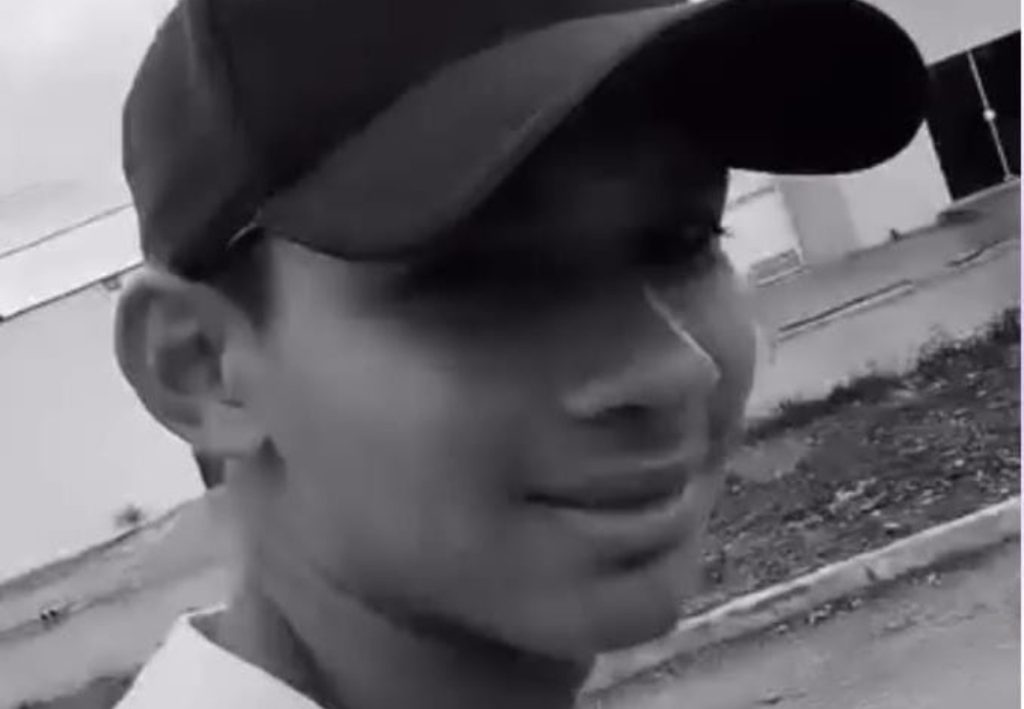‘Fiquei sem chão’, desabafa prima de jovem que foi possivelmente atropelado após queda de moto