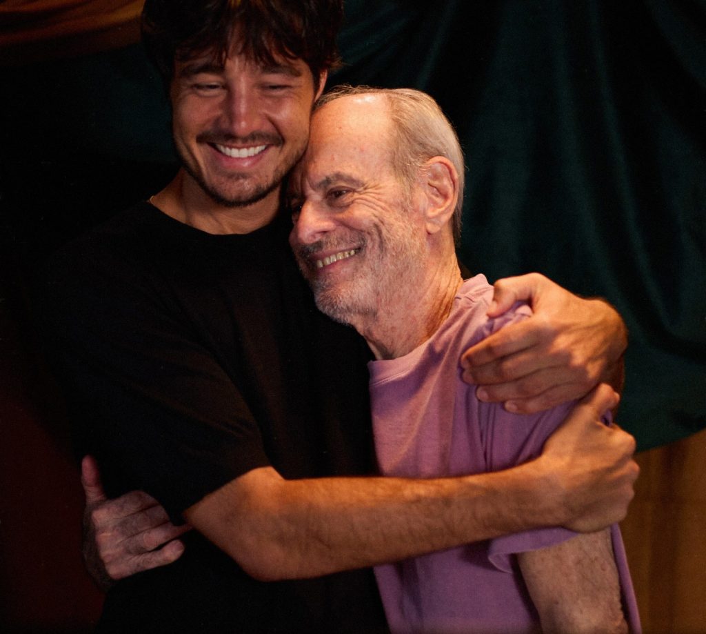 Tiago Iorc regrava repertório do álbum ‘Troco likes’ com feats com Melly, Ney Matogrosso, Iza, Jota.Pê e Os Garotin