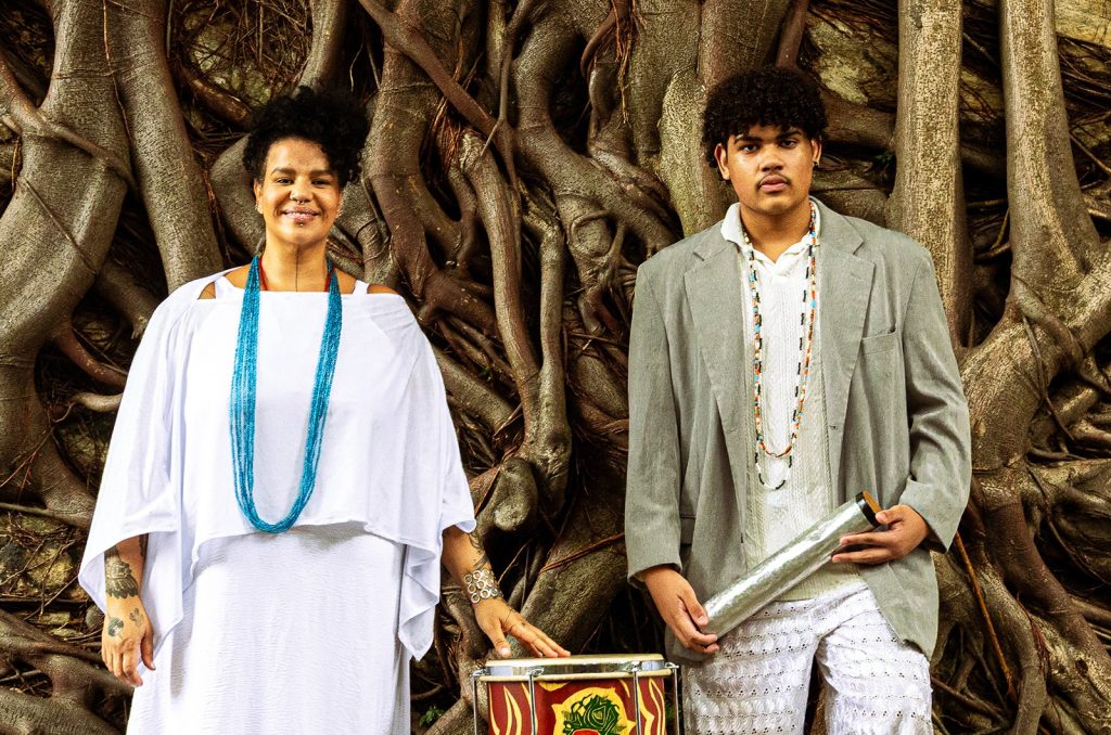 Neta de Selma do Coco, Negadeza perpetua a herança familiar no EP que lançará em abril com o filho Zuri Ribeiro