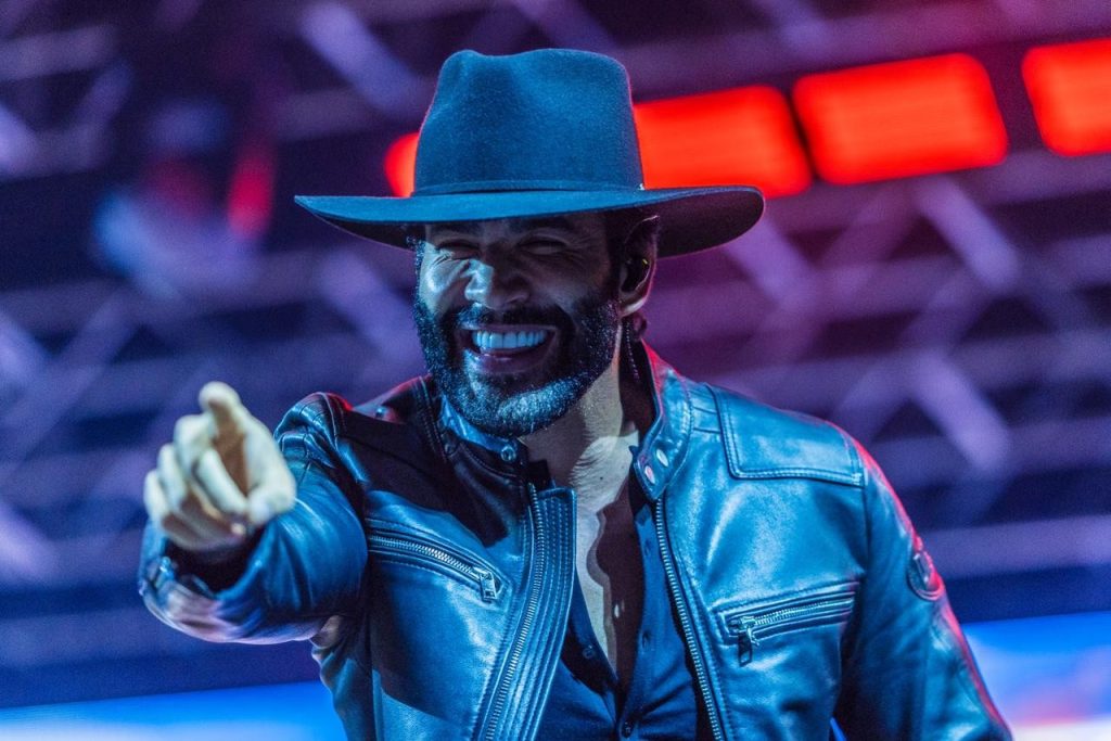 Gusttavo Lima vai de sofrência a Sweet Child O’ Mine em show com direito a momento rave em rodeio no interior de SP