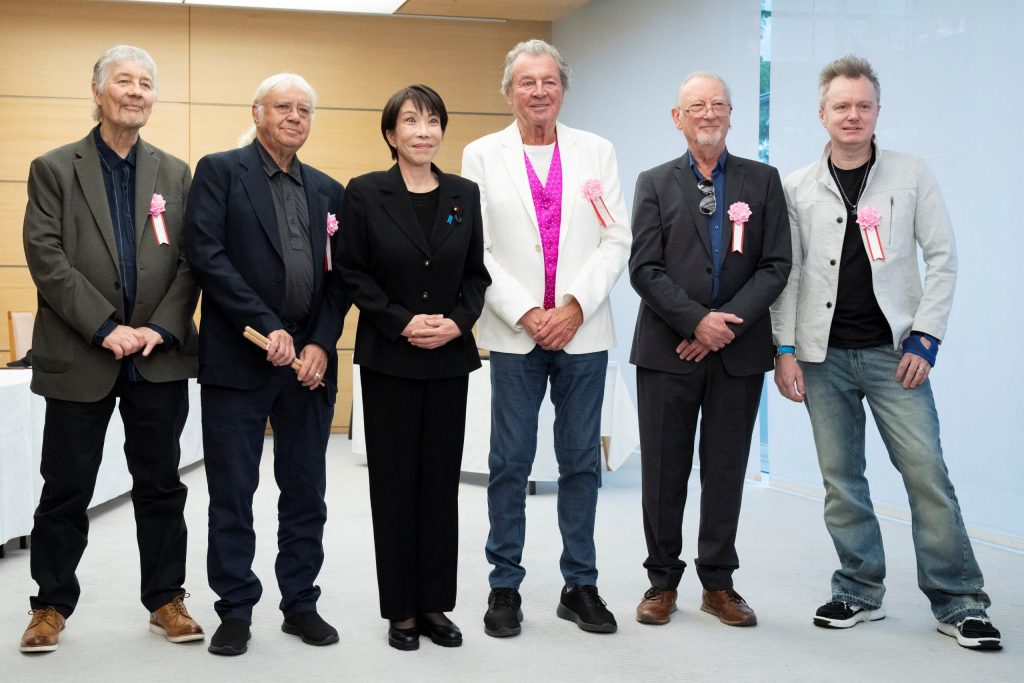 ‘Você é meu Deus’, diz primeira-ministra do Japão ao baterista da banda britânica Deep Purple durante encontro com o grupo