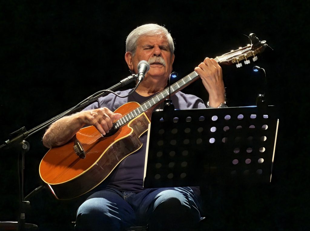 Dori Caymmi descortina um mundo de belezas em show no Rio com a ‘voz de mágoa’ amaciada pelo humor corrosivo