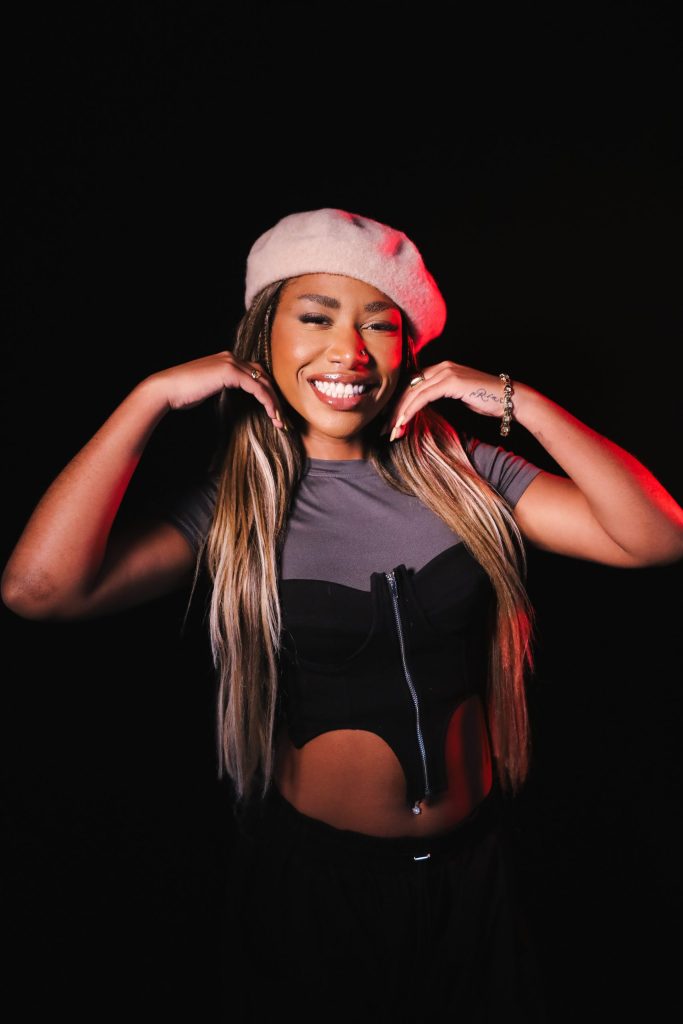 Ebony fala de feat com Anitta em novo álbum: ‘É sobre a força da energia feminina’
