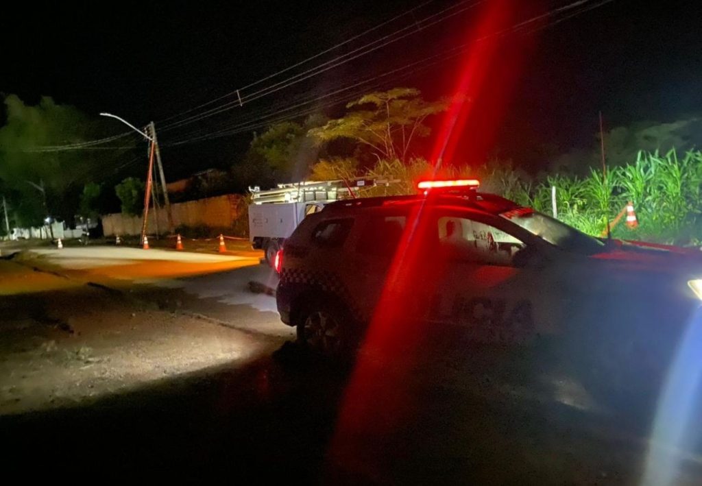 Criança morre após sofrer descarga elétrica ao ter contato com fio enquanto brincava, diz polícia