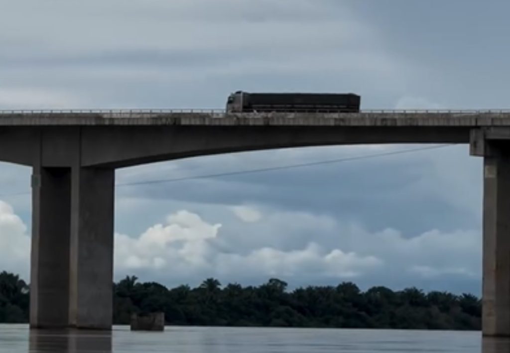 Pescador flagra carreta passando por ponte com restrição para veículos pesados na BR-230, entre TO e PA