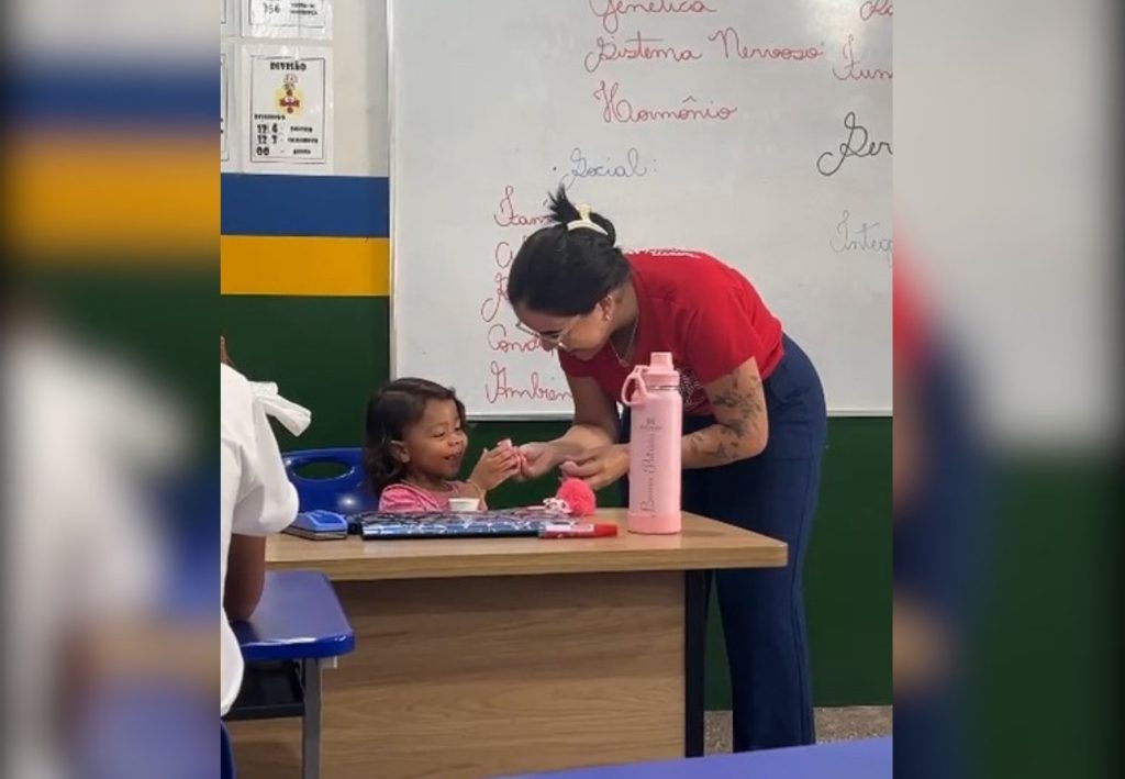 ‘Grata pelo apoio’, diz estudante que teve ajuda de professora para cuidar da filha durante aula