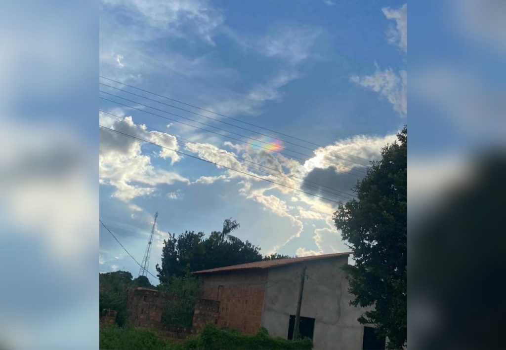 ‘Mancha colorida’ no céu intriga moradora no interior do Tocantins; veja vídeo