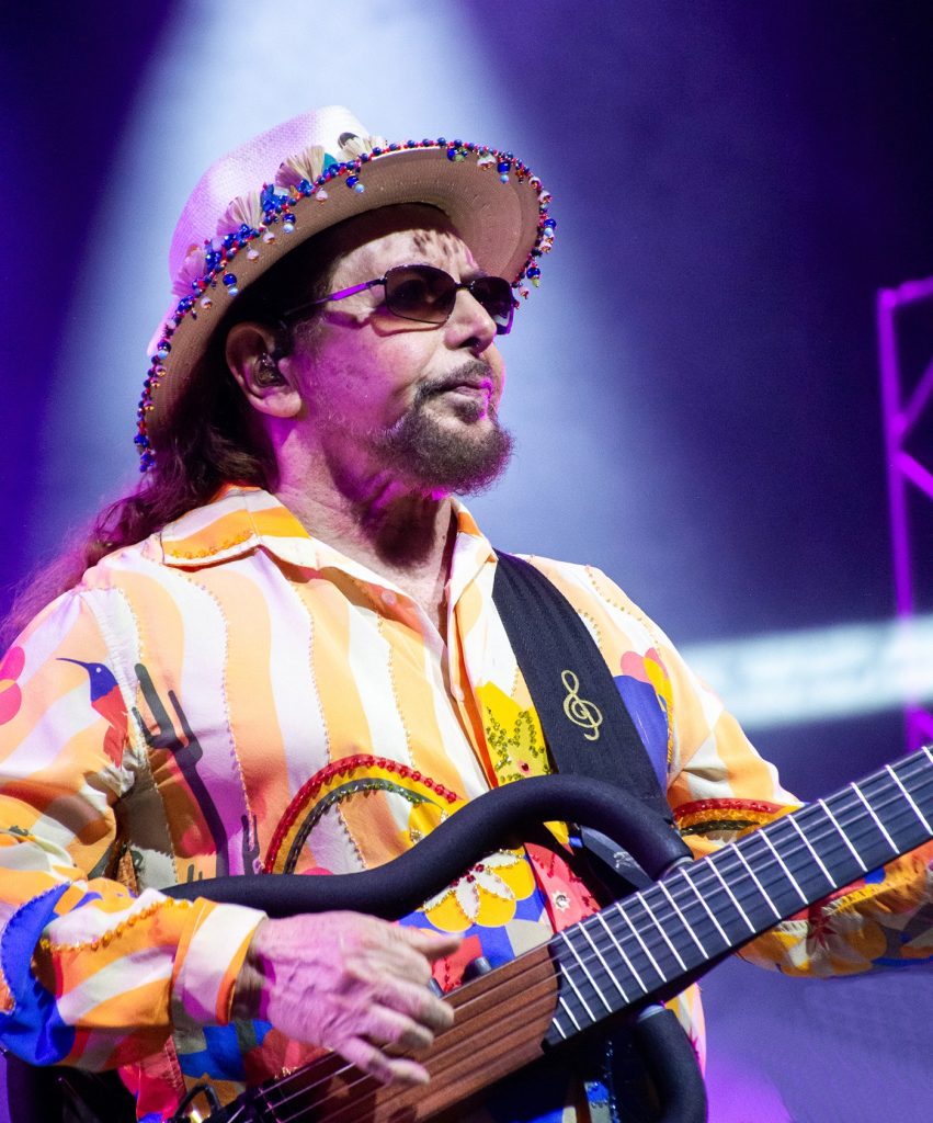 Geraldo Azevedo se desvia dos hits no álbum ao vivo em que perpetua recorte do corrente show da turnê ‘Oitentação’