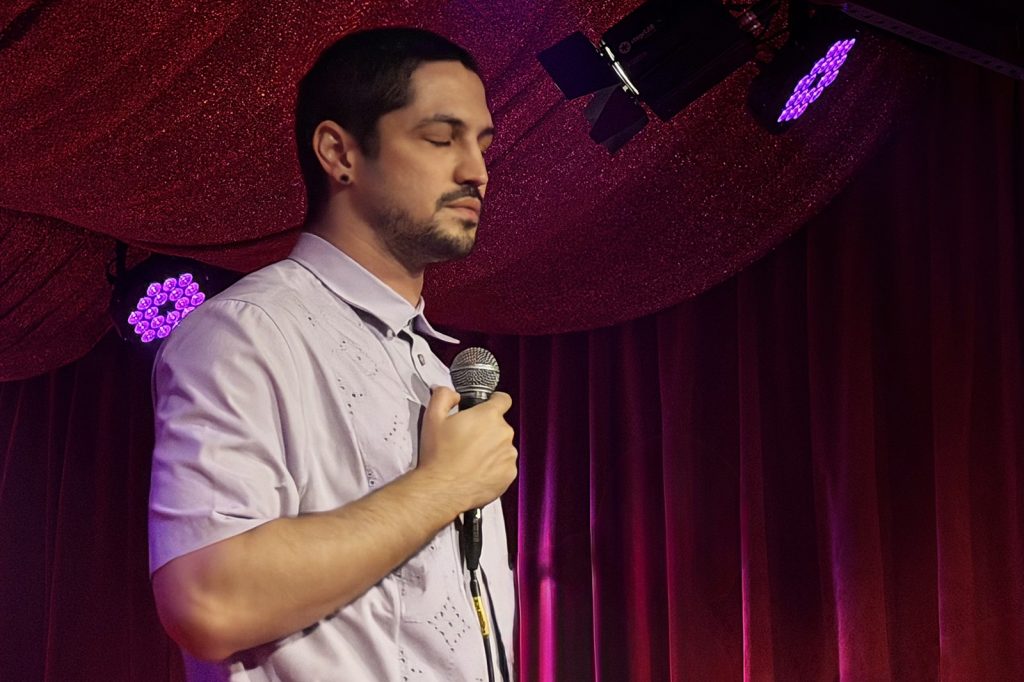 Gabriel Leone se prova cantor sagaz, sem jogo de cena, ao estrear show situado na ‘sala escura do sentimento’
