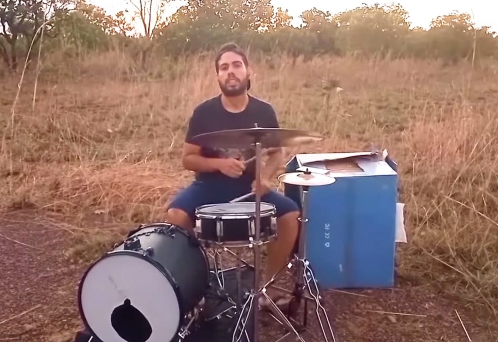 Após vizinho chamar polícia, baterista passa a ensaiar no mato e viraliza nas redes: ‘É minha terapia’