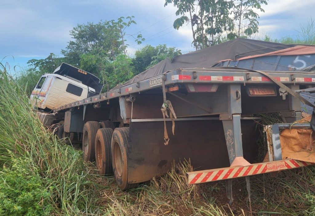 Acidente entre caminhões deixa um morto e carga espalhada na TO-455