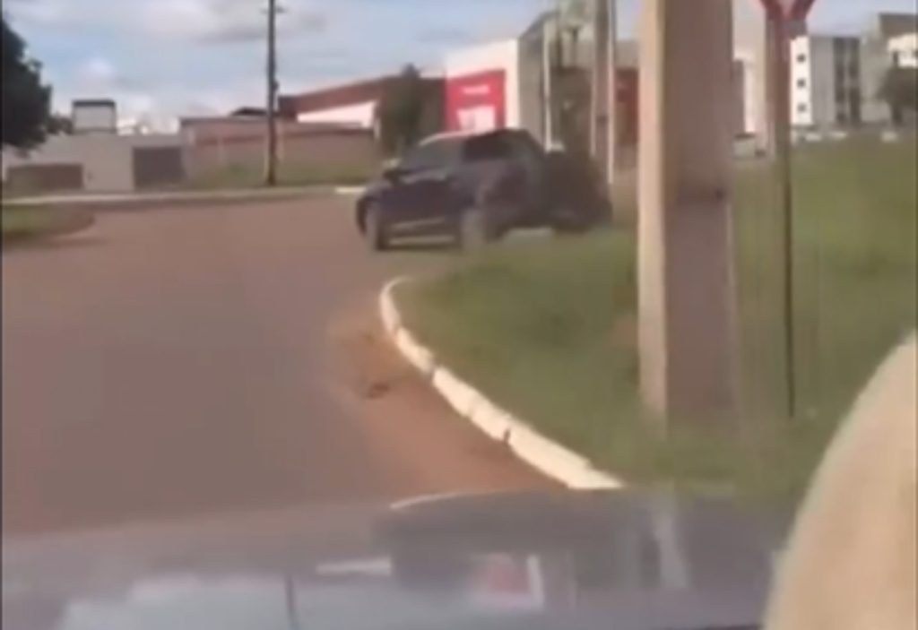 Caminhonete arrasta moto após acidente de trânsito em Palmas; VÍDEO