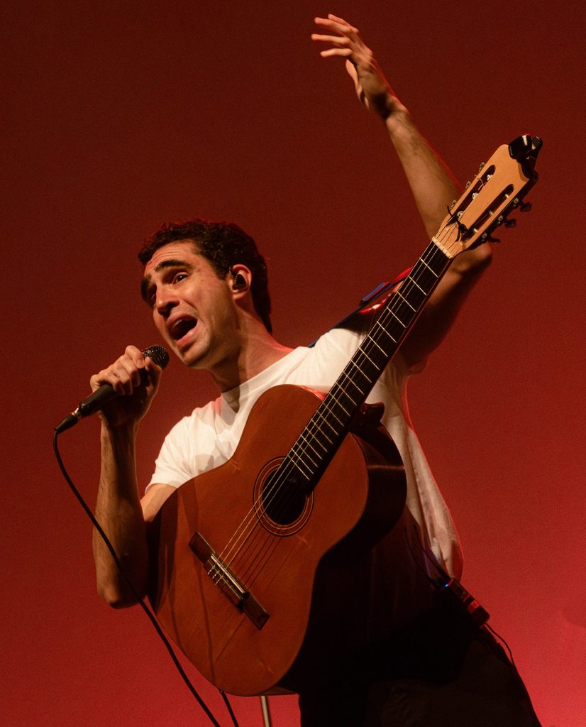 Zeca Veloso se expande no show ‘Boas novas’ entre falsetes, canções autorais, tema de desenho animado e sambas de Noel Rosa, Tim Maia e Tom Jobim
