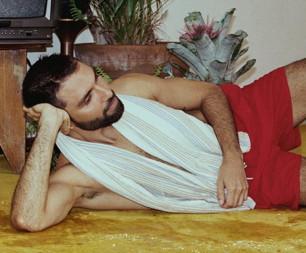 Silva volta à leveza em ‘Rolidei’, álbum solar para curtir a vida boa à beira-mar
