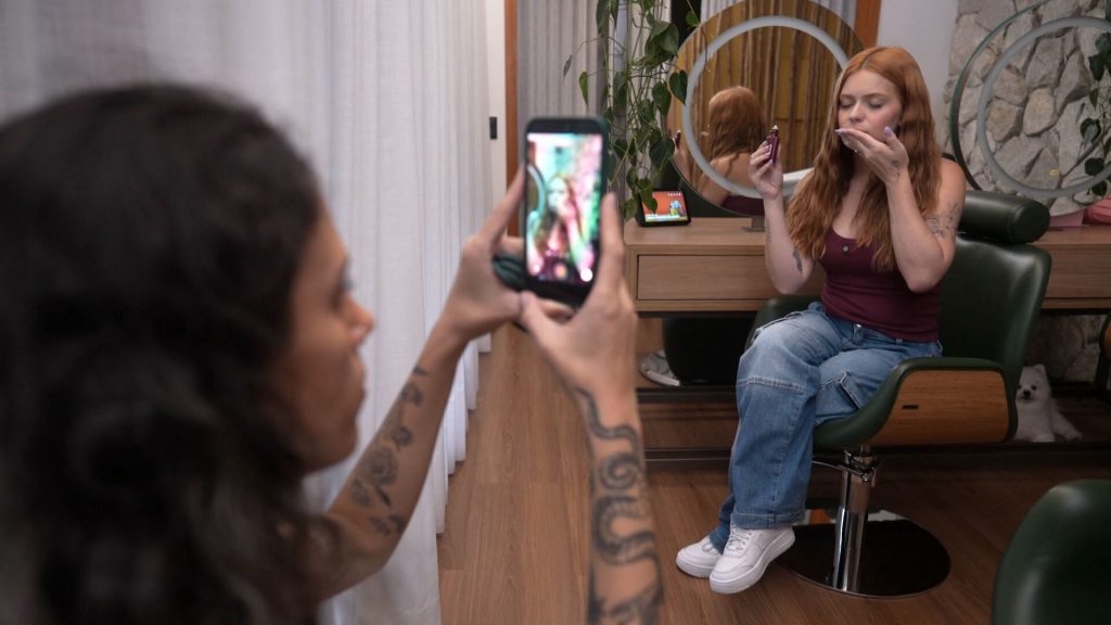 ‘Um grande reality show’: Viih Tube e Eliezer abrem a casa e revelam bastidores da rotina exposta nas redes; veja VÍDEO