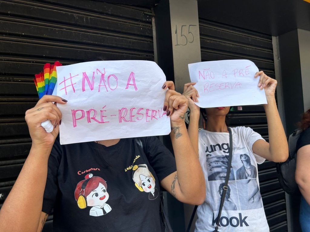 Fãs do BTS protestam em shopping de SP contra pré-reserva obrigatória para compra presencial de ingressos