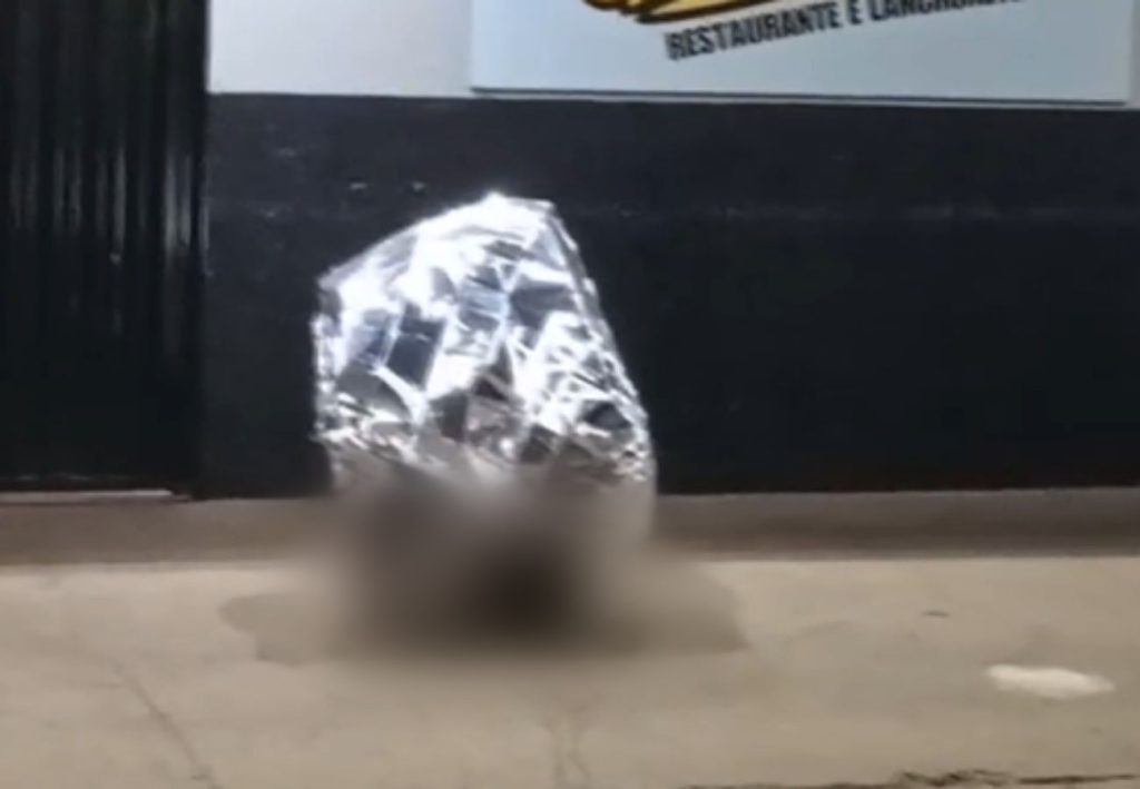 Homem morre sentado em cadeira enquanto aguardava comida em restaurante, diz PM