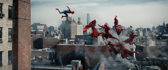 homem-aranha-um-novo-dia-tom-holland-a-mao-scaled