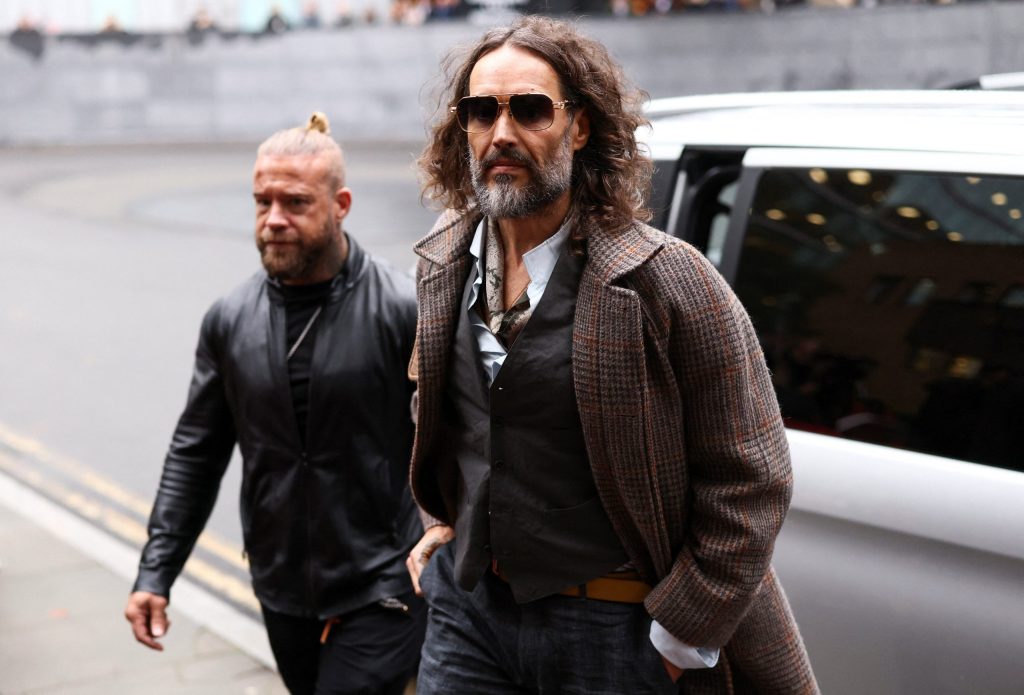 Em depoimento, mulher que acusa Russell Brand de estupro diz que o ator a tratou ‘como um animal’