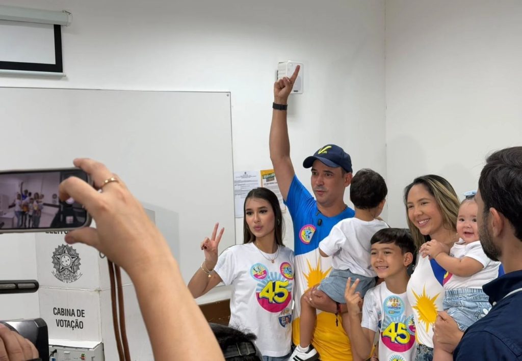 Vicentinho Júnior (PSDB) vota acompanhado da família em Palmas