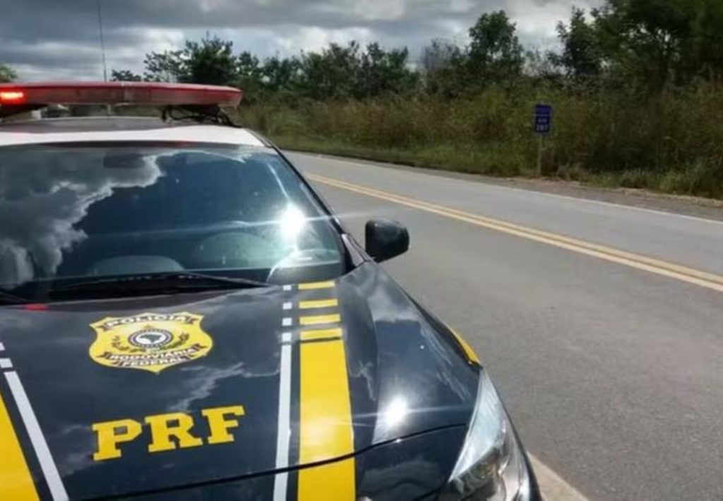 Carro sai da pista, capota e deixa duas pessoas mortas na BR-010, diz PRF